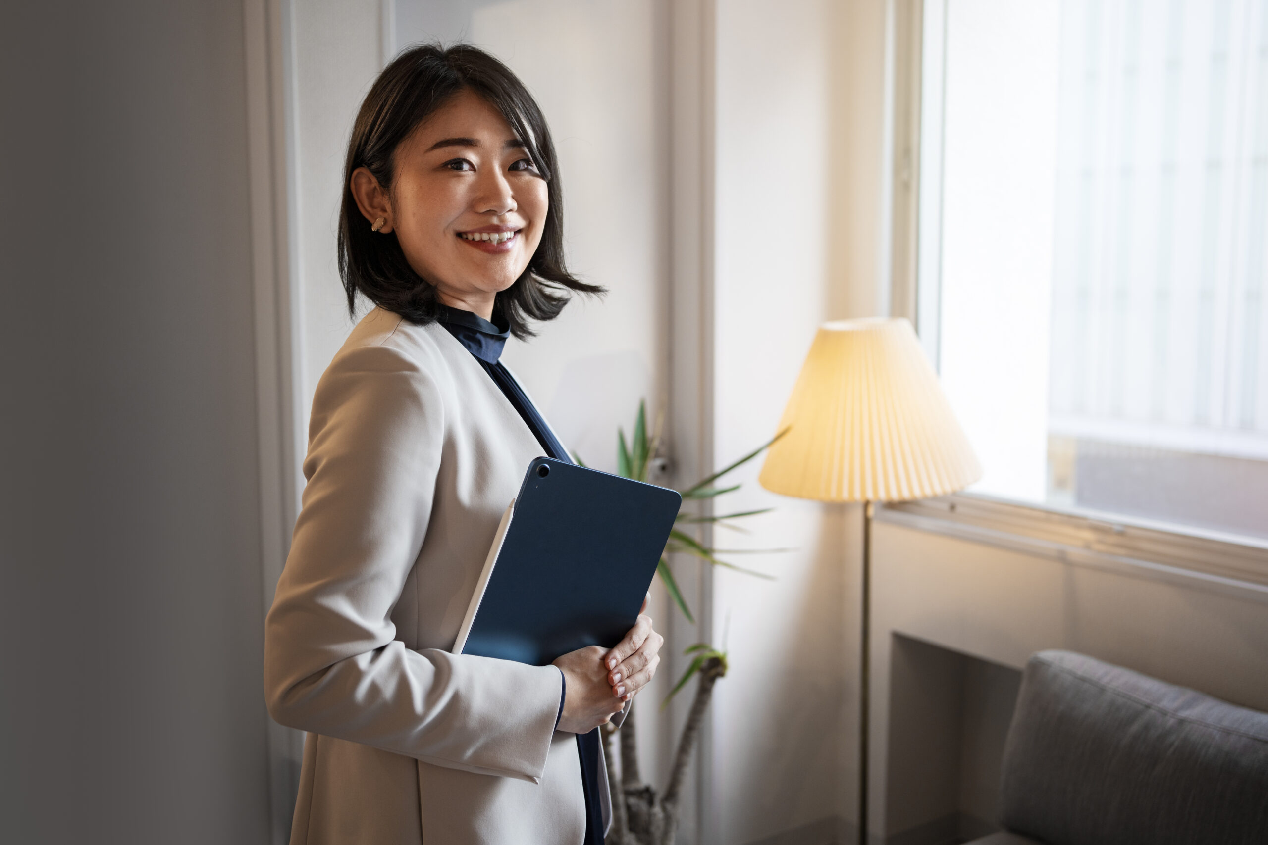 side-view-smiley-business-woman